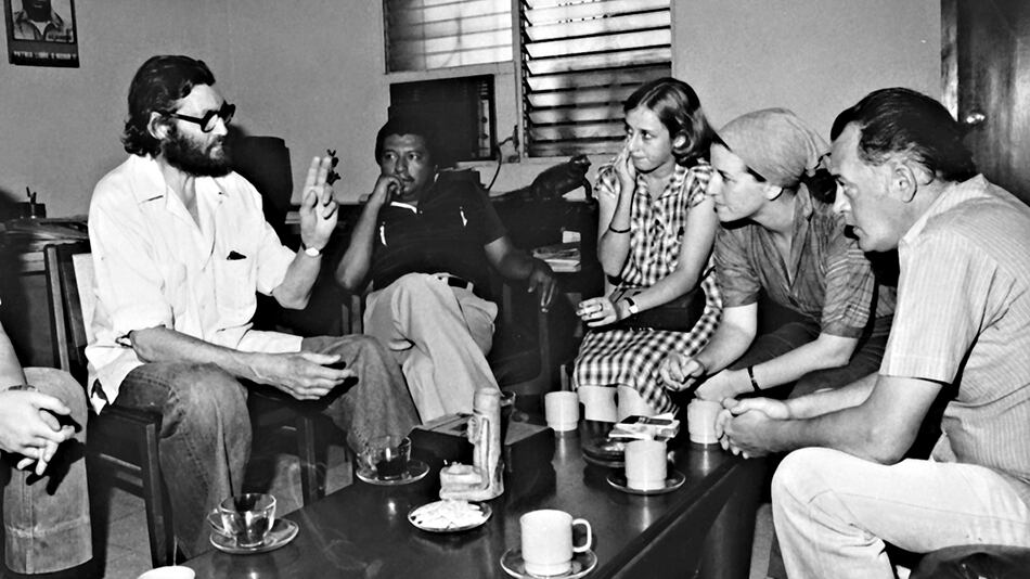 La escritora Gabriela Selser junto a Julio Cortázar, en Nicaragua.