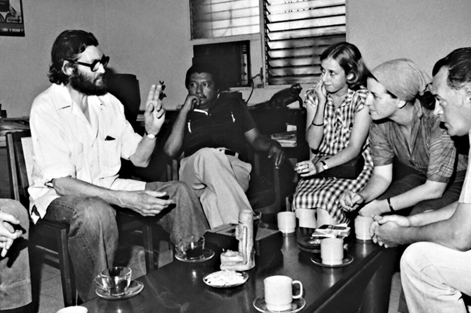 La escritora Gabriela Selser junto a Julio Cortázar, en Nicaragua.