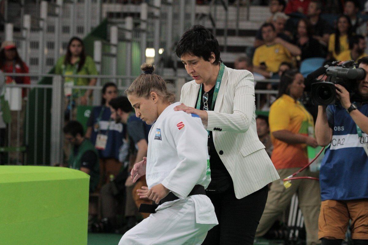 La Peque Pareto y su entrenadora, Laura Martinel, se preparan en la costa bonaerense.