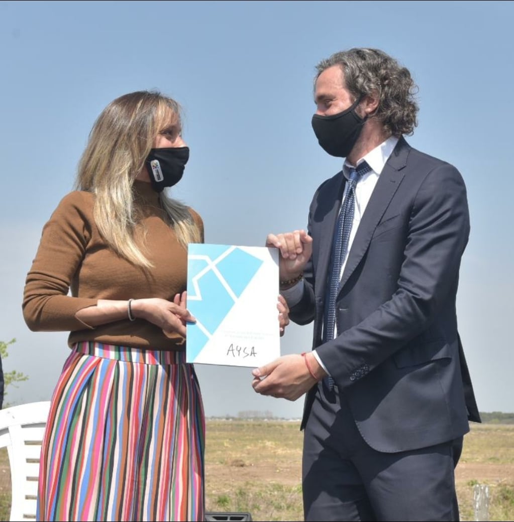 El jefe de Gabinete, Santiago Cafiero, encabezó la firma de convenios para el traspaso de un predio del Estado Nacional a Agua y Saneamientos Argentinos S.A y otro a la Universidad Nacional del Oeste, junto a Malena Galmarini, presidenta de AySA