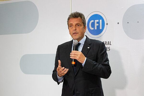 Sergio Massa enfatizó su propuesta federal, en contraste con los planes de Milei de eliminar la coparticipación.