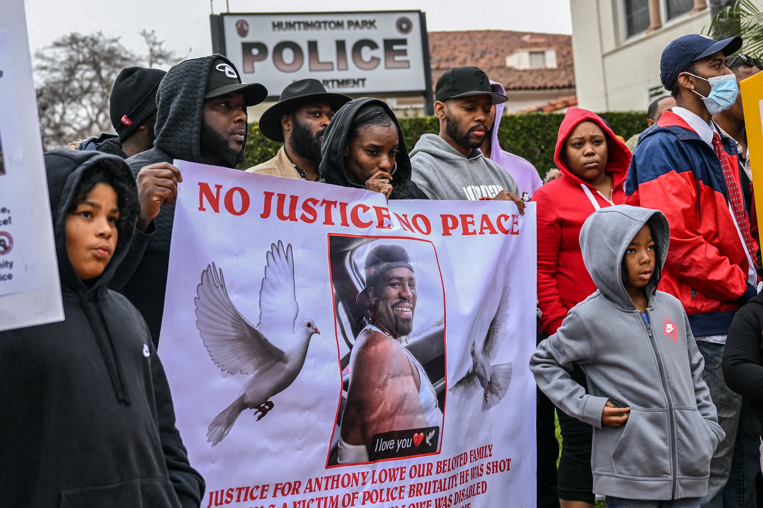 La familia de Anthony Lowe pide justicia frente al departamento de Policía en Huntington Park
