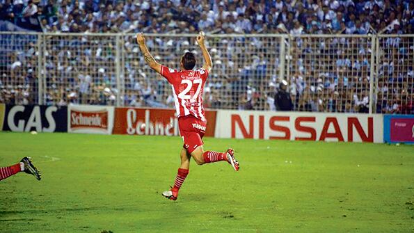 Luciano Pons festeja el descuento que abrió la remontada en la cancha del Decano.