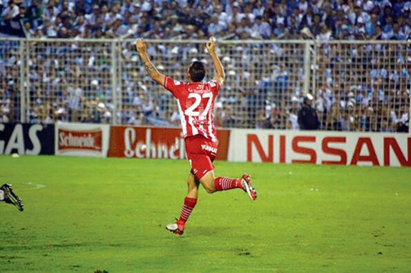 Luciano Pons festeja el descuento que abrió la remontada en la cancha del Decano.