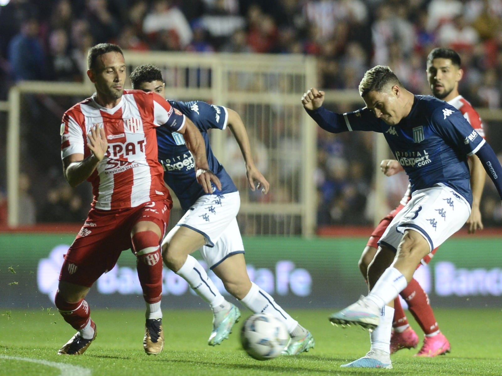 Fina estampa del colombiano Quintero, que debutó en Racing