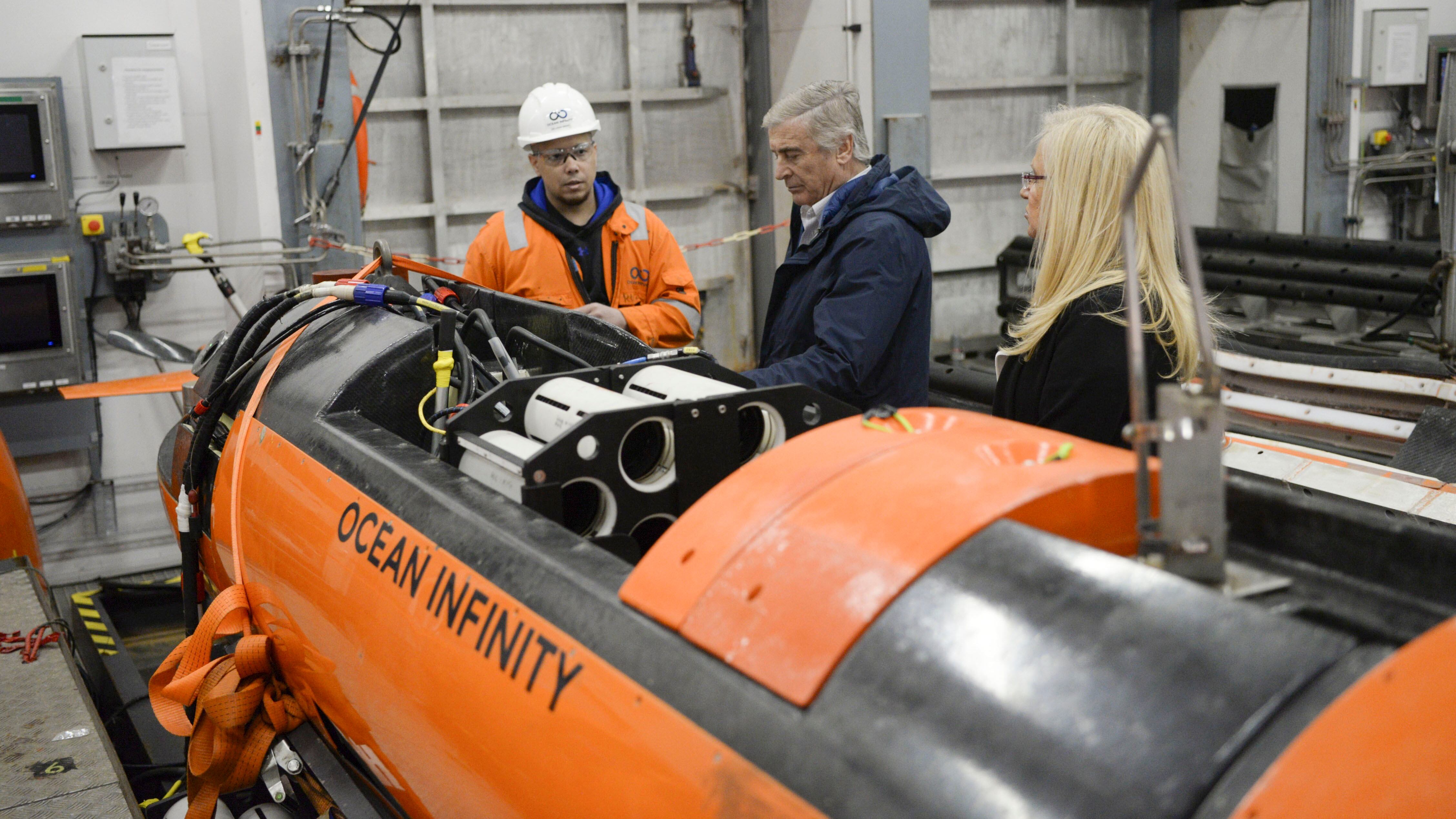 El ministro de Defensa, Oscar Aguad, estuvo ayer en Comodoro Rivadavia con técnicos de la empresa Ocean Infinity.