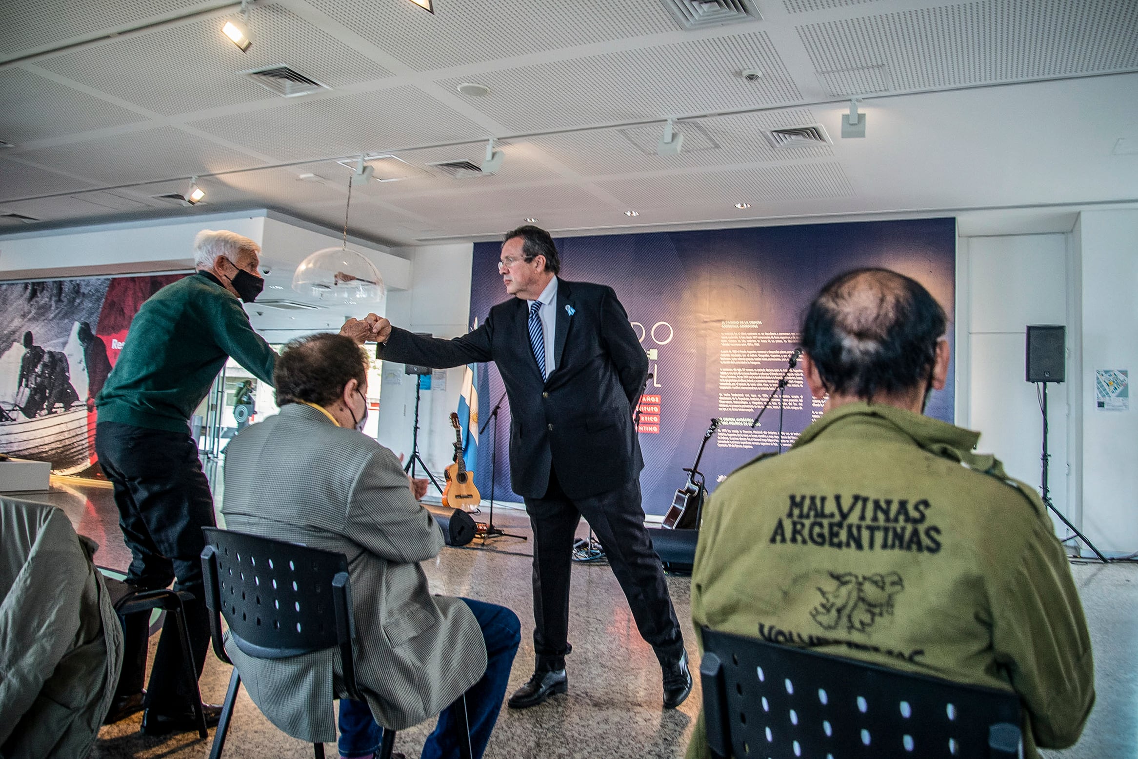 Tristán Bauer definió como “héroes” a los protagonistas del operativo.