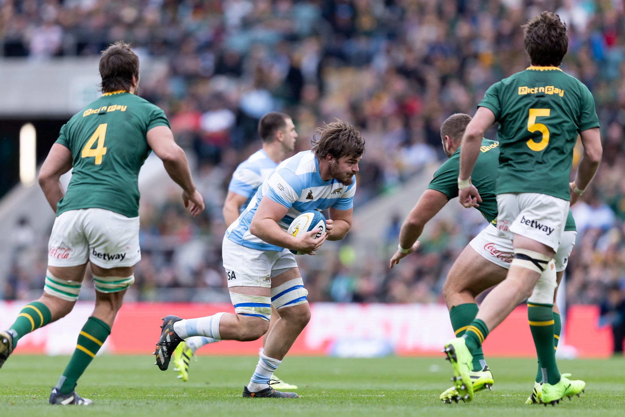 Pedro Rubiolo encara ante la defensa sudafricana