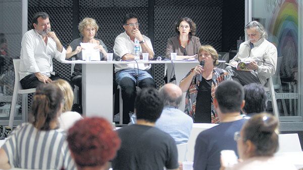 “Gobierno de iletrados en el altar de la desmemoria”, sentenció González.