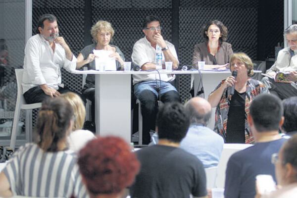 “Gobierno de iletrados en el altar de la desmemoria”, sentenció González.