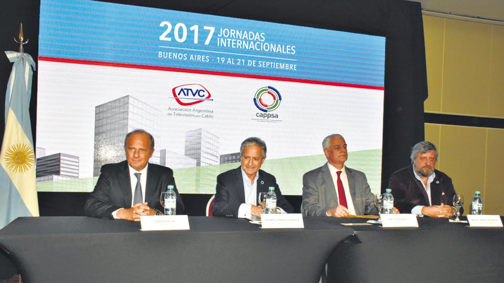 De Godoy (izquierda) participó de la inauguración de las jornadas de ATVC junto al ministro Andrés Ibarra.