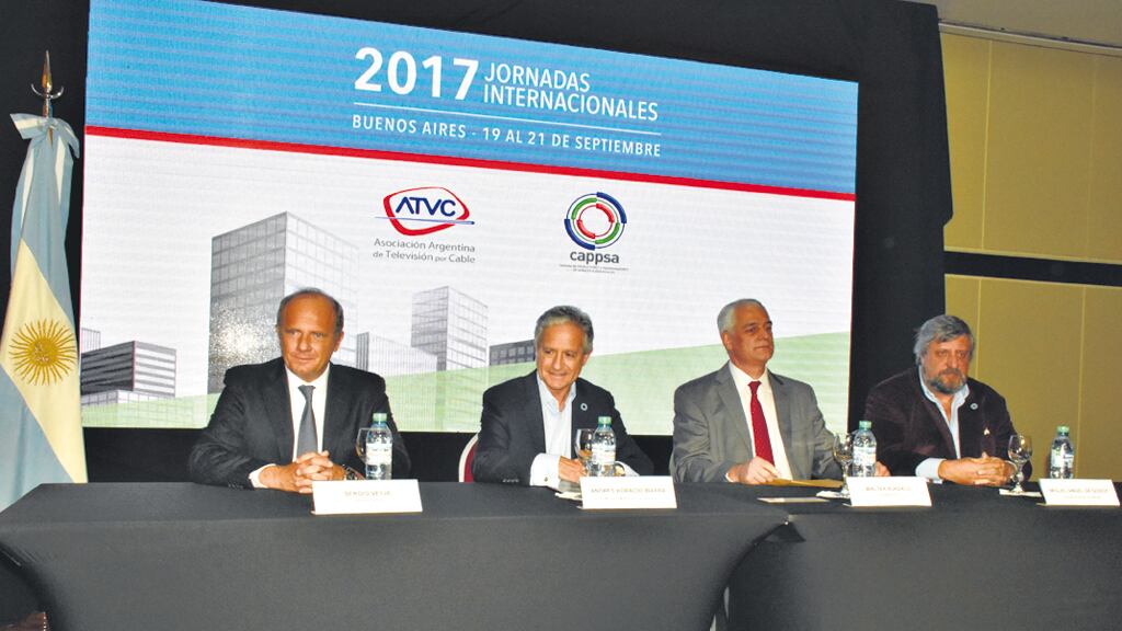 De Godoy (izquierda) participó de la inauguración de las jornadas de ATVC junto al ministro Andrés Ibarra.