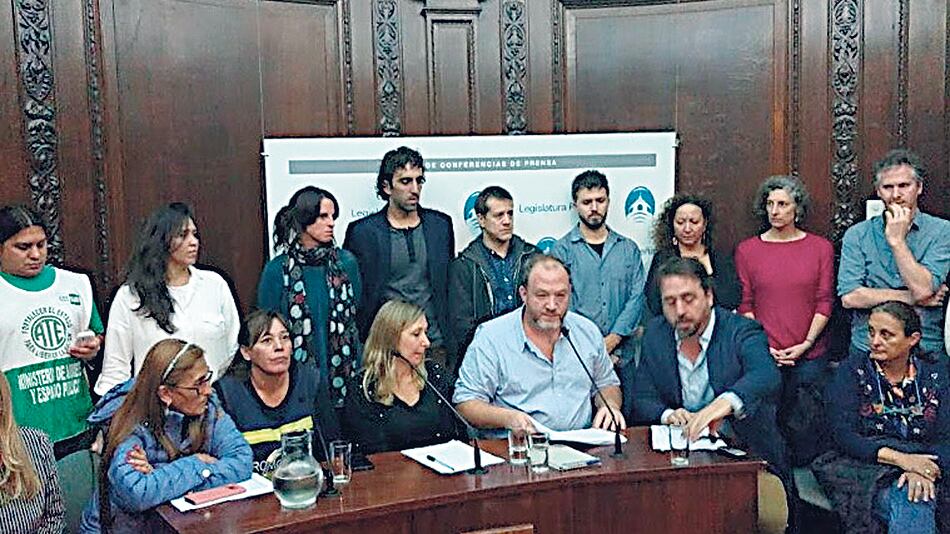 Viale, sentado segundo desde la derecha, junto a Di Filippo y Bregman, cuando hicieron la denuncia.