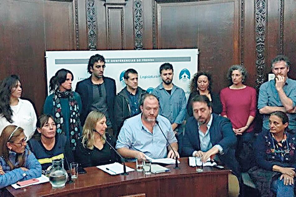 Viale, sentado segundo desde la derecha, junto a Di Filippo y Bregman, cuando hicieron la denuncia.