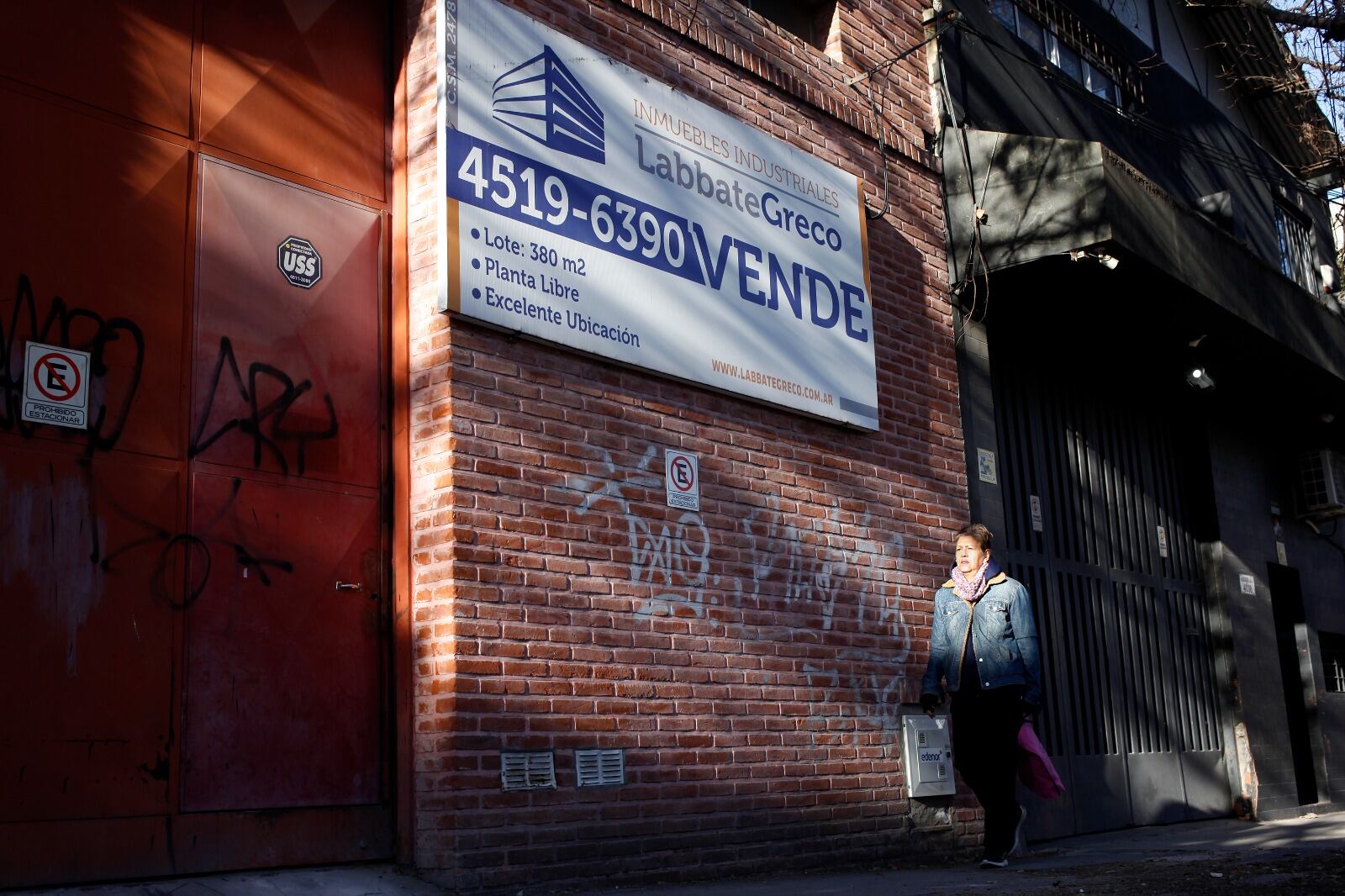 Exestablecimientos industriales vacíos en venta. Postal de época tras 6 meses de política de ajuste