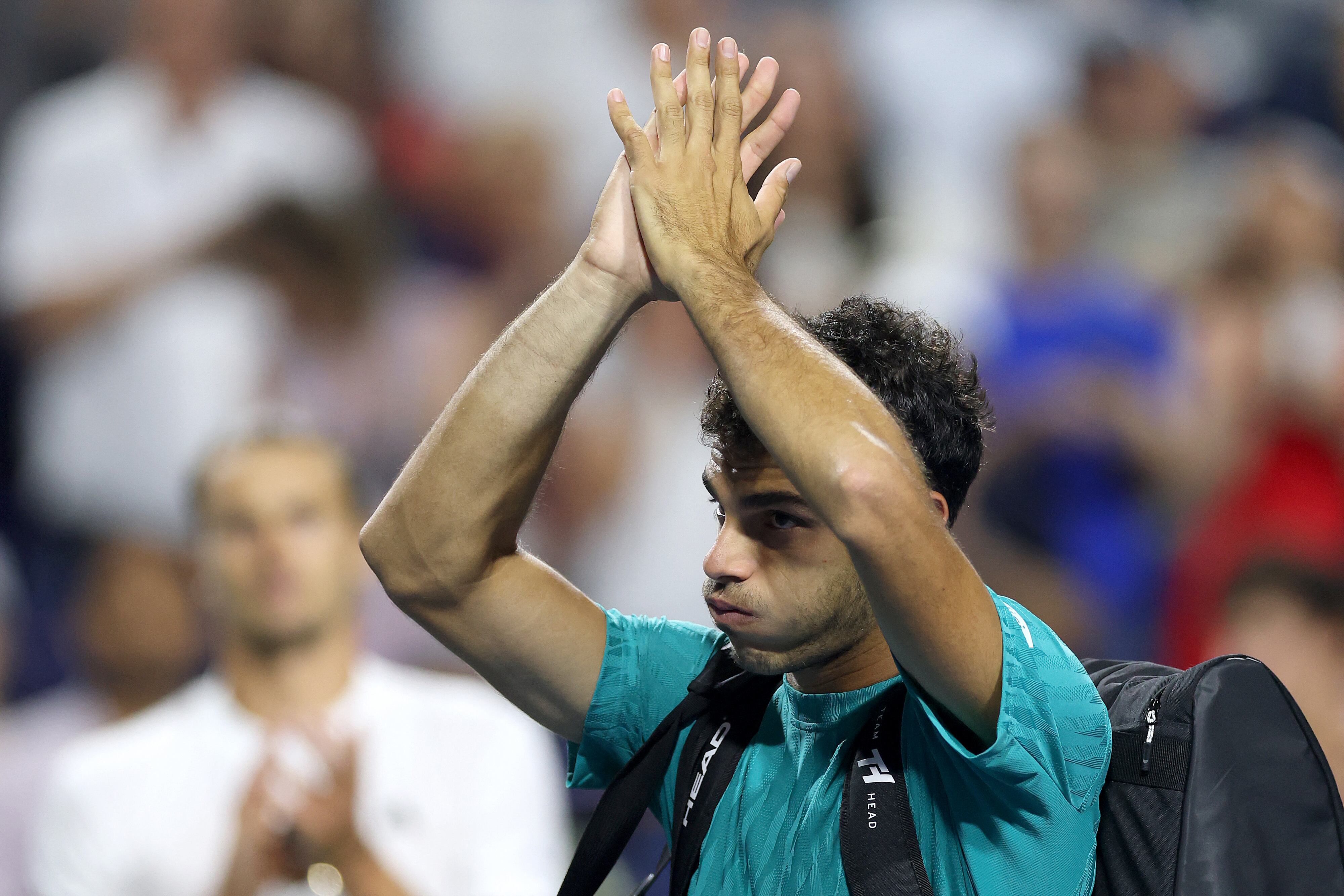 Cerúndolo se despide del público en el estadio