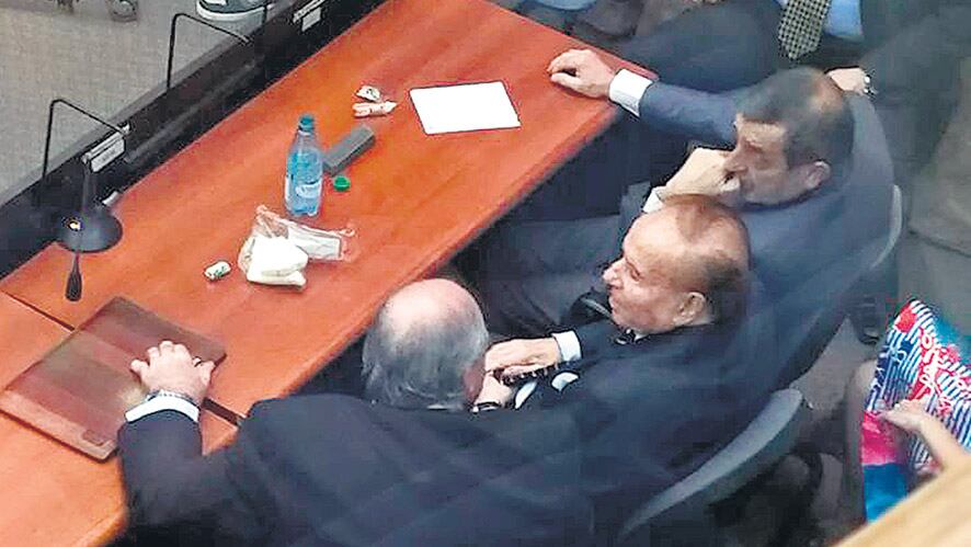 Carlos Menem sorprendió ayer al presentarse en el juicio que se desarrolla en Comodoro Py.