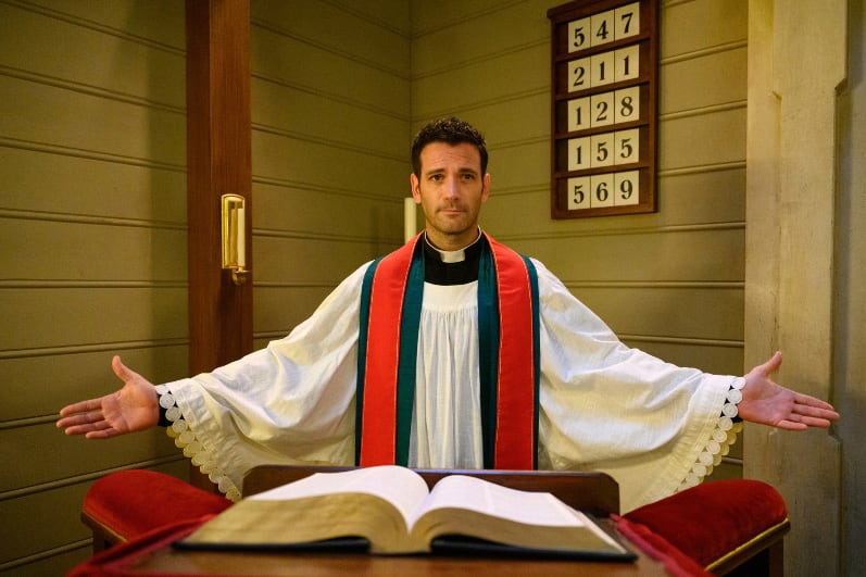 Colin Donnell encarna al reverendo en cuestión. 