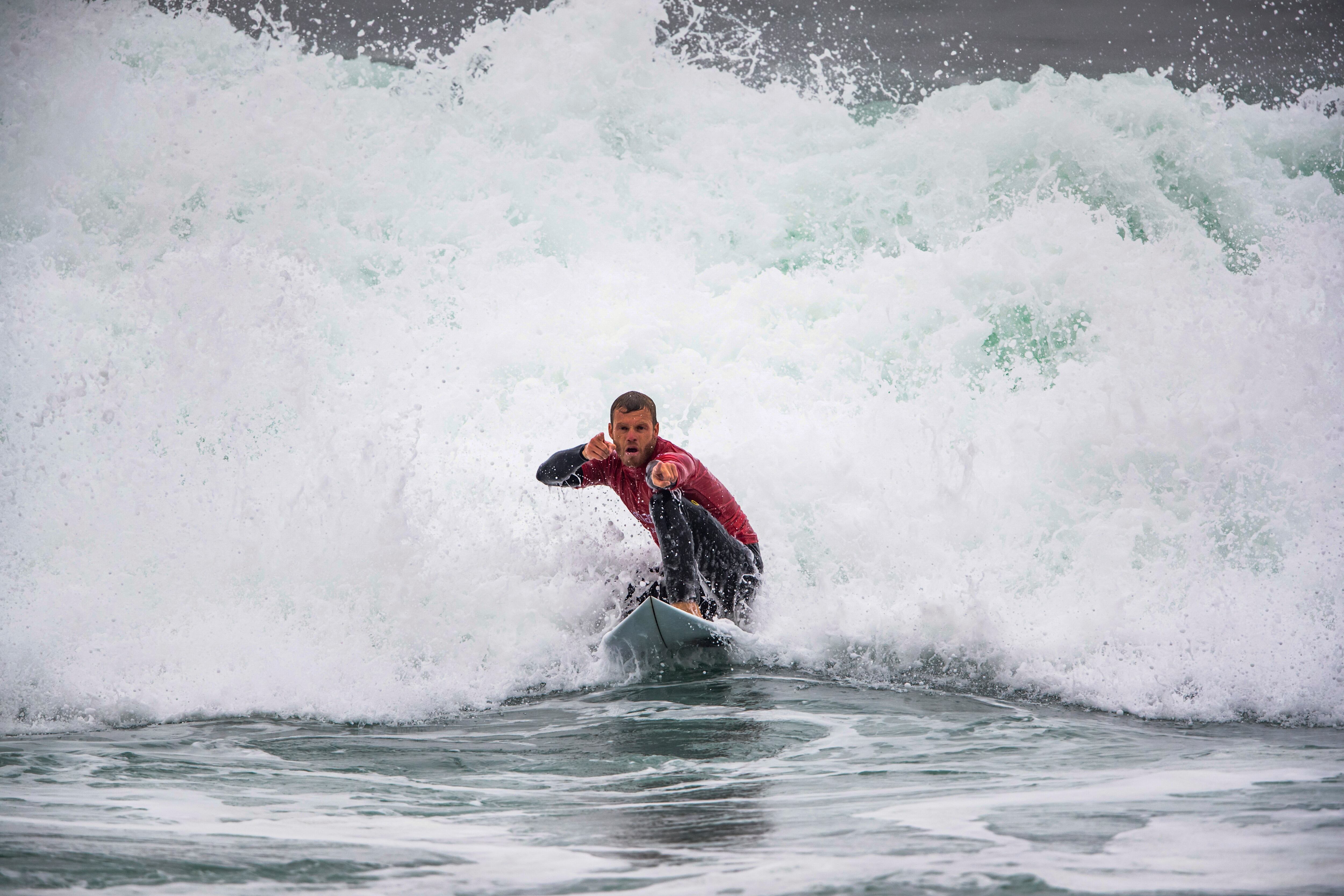 Leando Usuna, surfeando en los Panamaericanos de Lima.