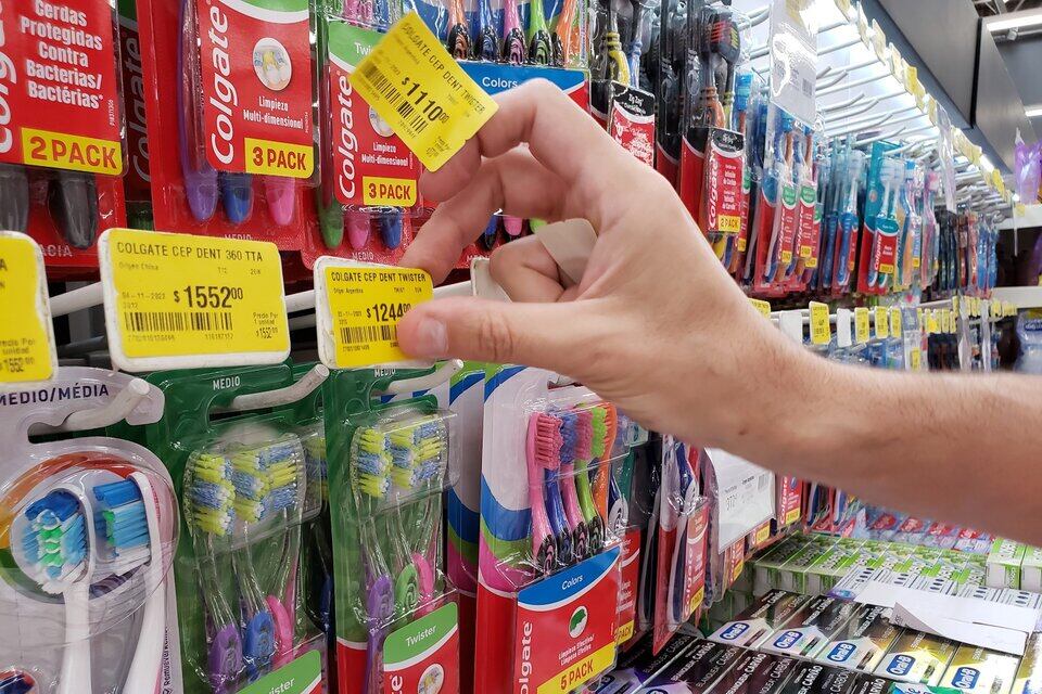 En las góndolas, las remarcaciones no tienen límite