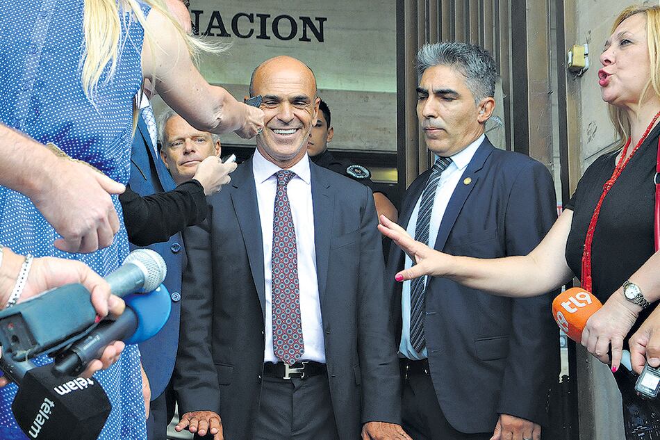 Gustavo Arribas dijo los depósitos eran por la venta de un inmueble, pero luego se desdijo.