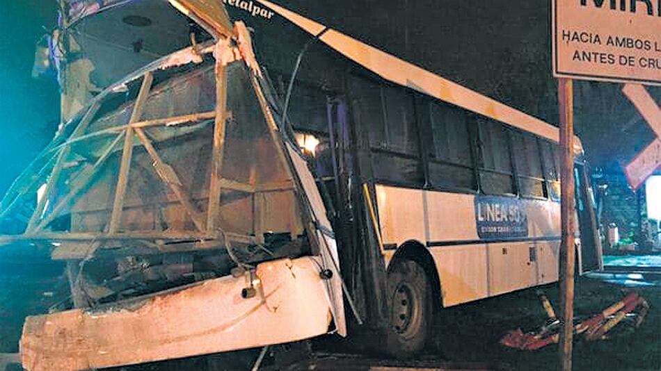 El colectivo de la línea 503 fue embestido en la madrugada por una formación del Sarmiento.