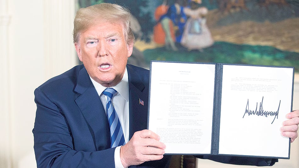 En la Casa Blanca Trump sostiene un memorando presidencial con su firma reestableciendo las sanciones a Irán.