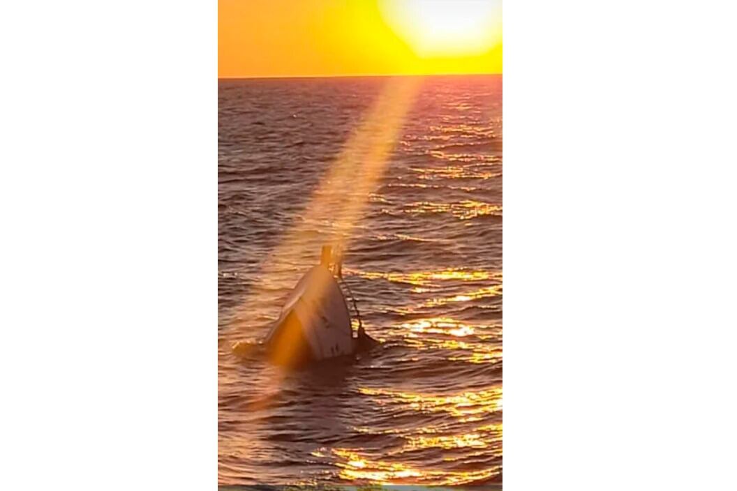 Uno de los tripulantes de la embarcación se sujetó a la popa y logró ser rescatado por un helicóptero de Prefectura.