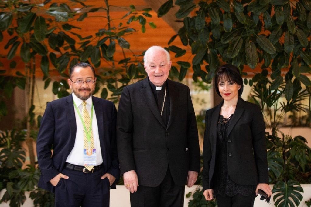 El cardenal Marc Ouellet (centr.) junto a Emilce Cuda y Rodrigo Guerra López. 
