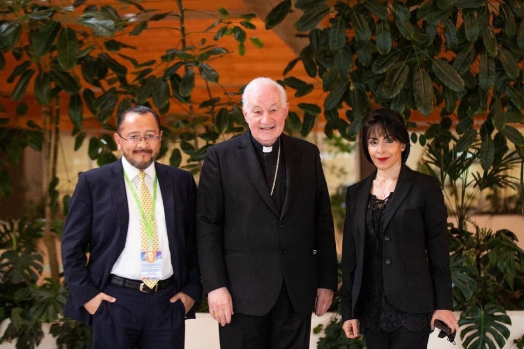 El cardenal Marc Ouellet (centr.) junto a Emilce Cuda y Rodrigo Guerra López.