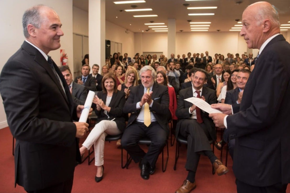 Día de la Jura de Mola ante el Procurador interino Eduardo Casal. En la primera fila, aplaude Ritondo, Patricia Bullrich y Conte Grand. 