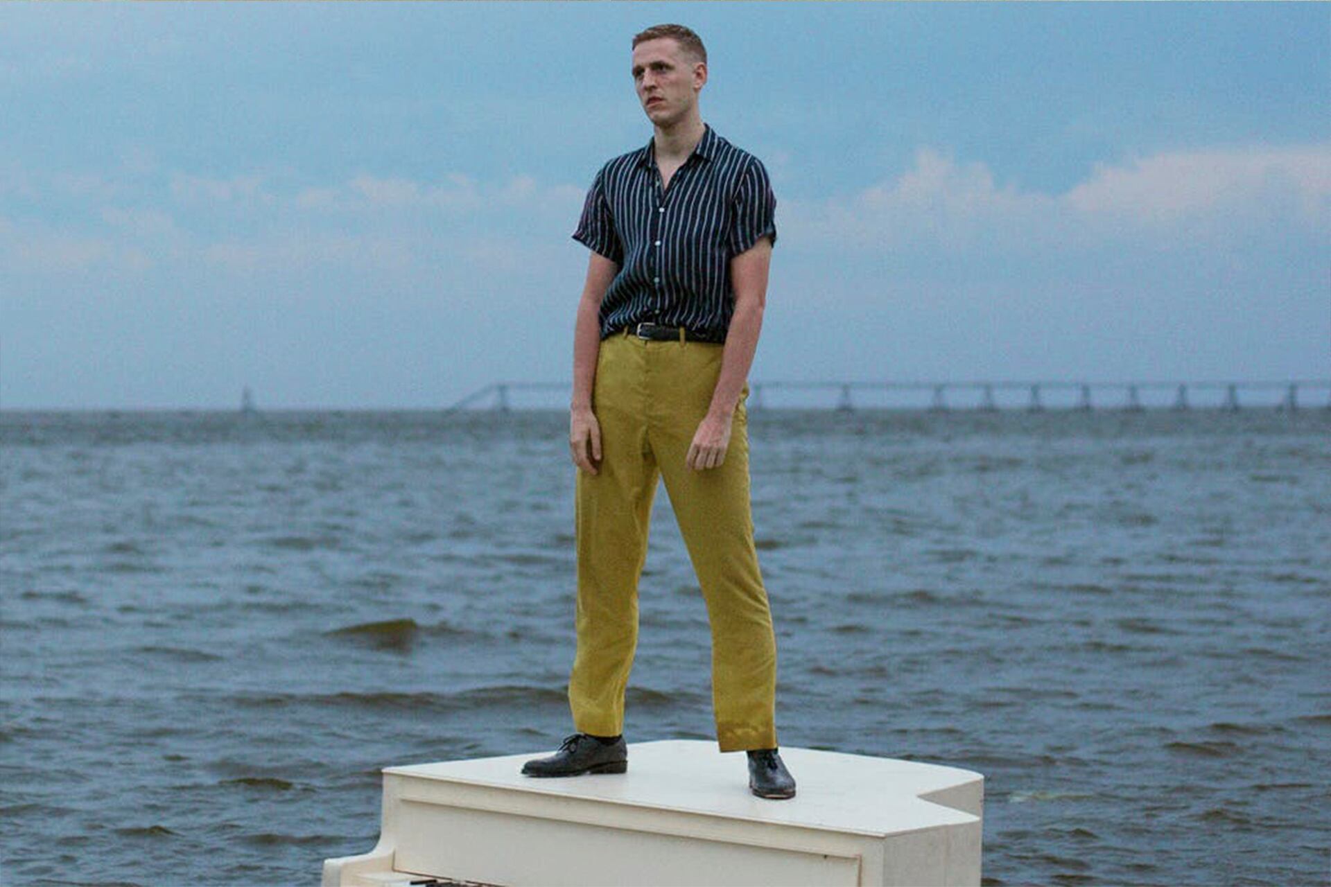 El particular Jaime James volverá a sacar a pasear su proyecto Louta por La Plata, para presentar su disco 2030 en el Ópera.