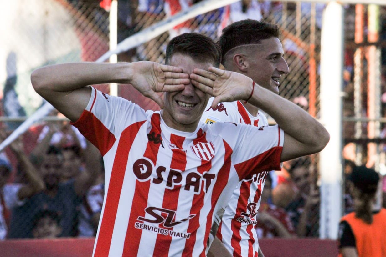 Diego Polenta festeja el primer gol de Unión
