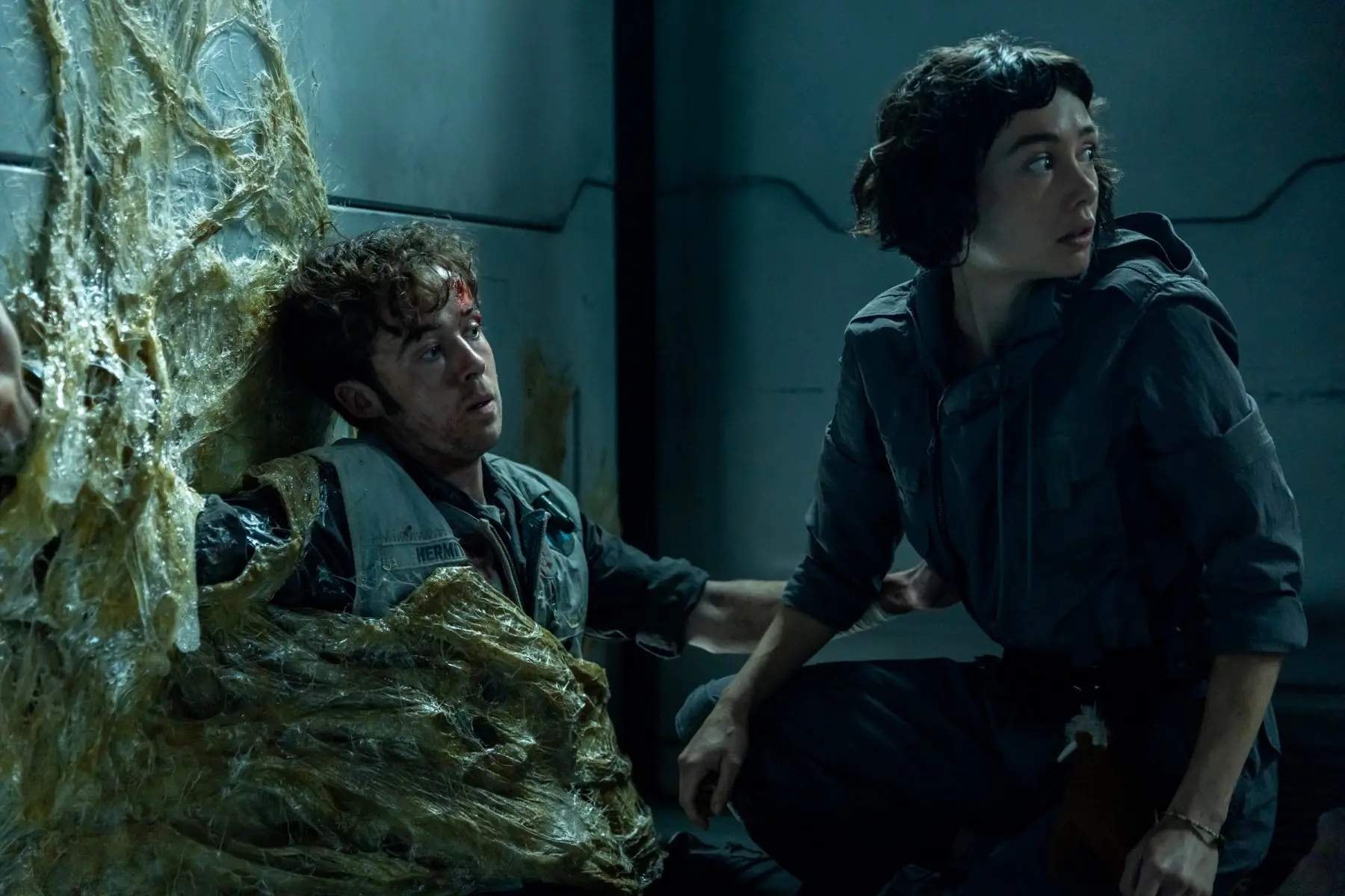 La "sintética" Wendy (Sidney Chandler) y su hermano Hermit (Alex Lawther) en "Alien: Earth"