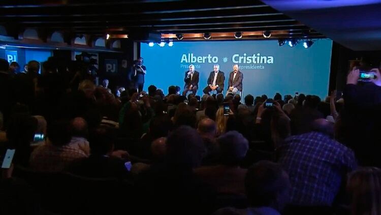 Alberto Fernández, en el acto de esta tarde, junto a Gildo Insfrán y José Luis Gioja.