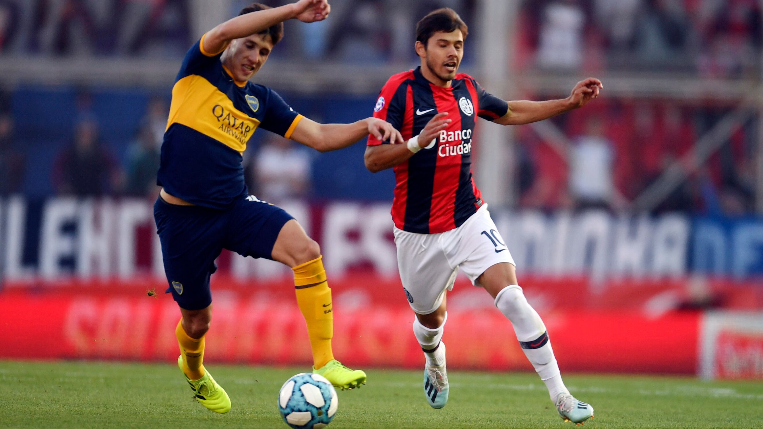 Soldano corre junto a Oscar Romero.