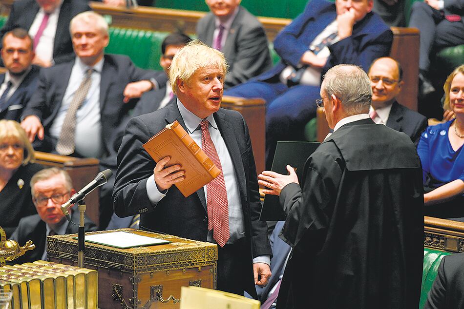 Johnson jura como parlamentario después de su victoria electoral.