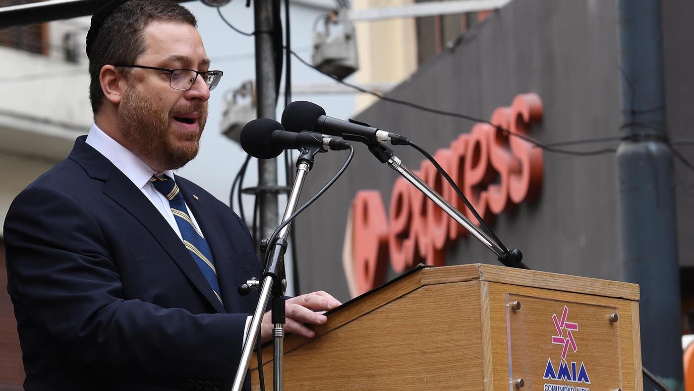 Ariel Eichbaum, presidente de la AMIA, durante el acto por los 25 años del atentado.