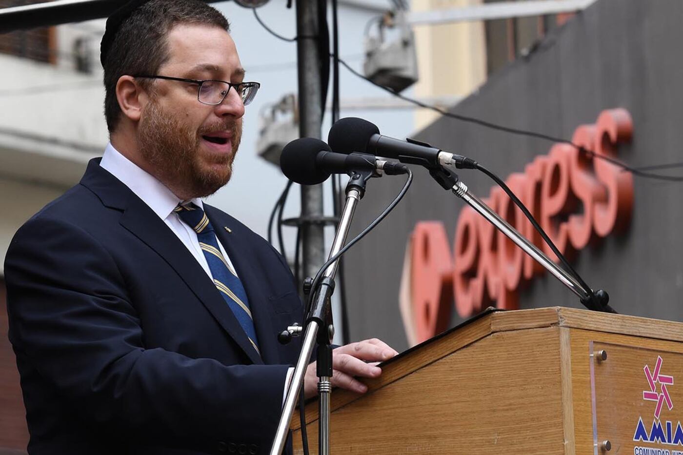 Ariel Eichbaum, presidente de la AMIA, durante el acto por los 25 años del atentado.