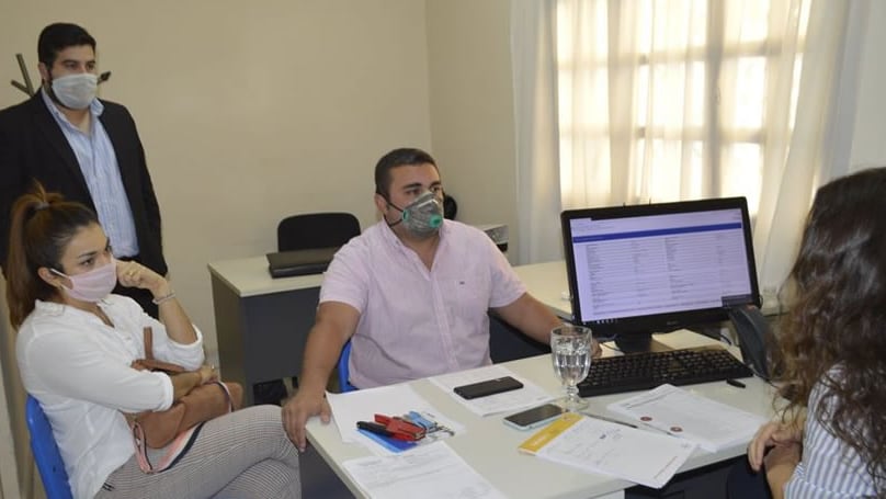 Issa (Centro) en reunión con sus funcionarios