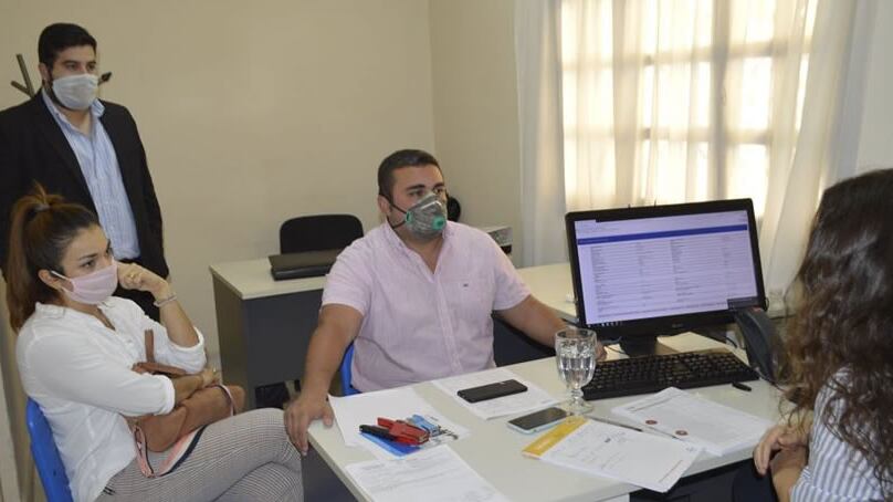 Issa (Centro) en reunión con sus funcionarios