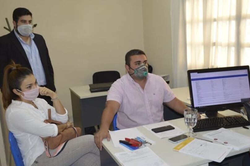 Issa (Centro) en reunión con sus funcionarios