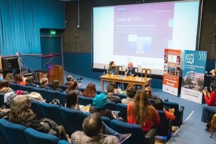 Manuela Calvo habló sobre la censura previa en la semana de la comunicación.