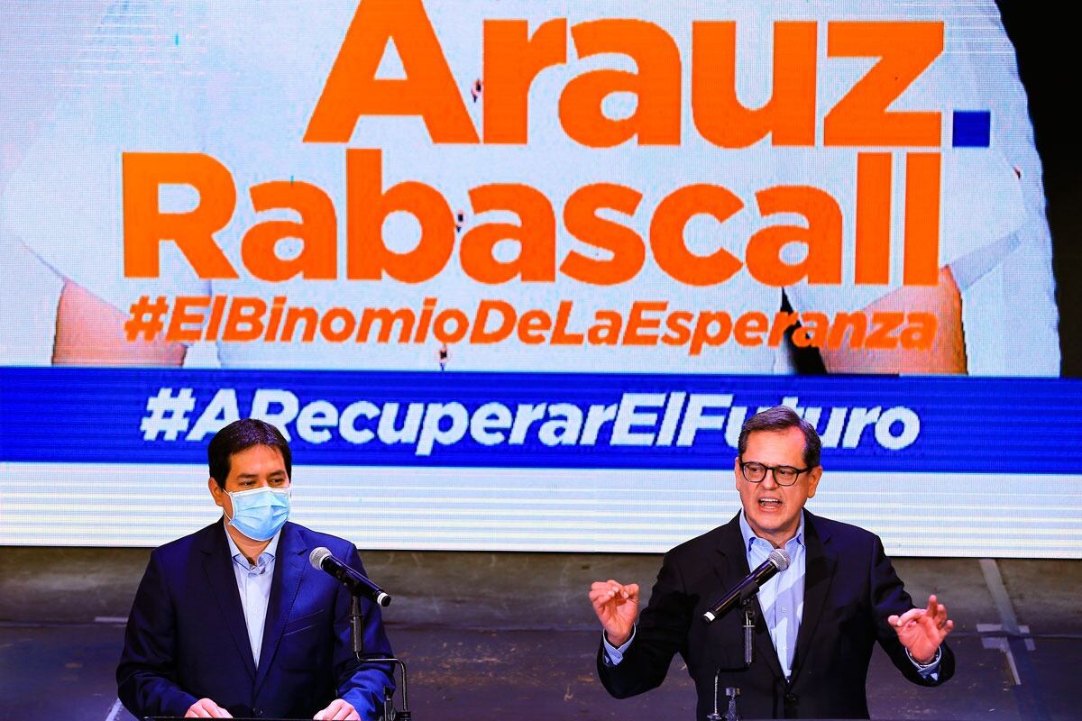 Carlos Rabascall (der.) acompaña en la fómula del frente UNES a Andrés Arauz (izq.)