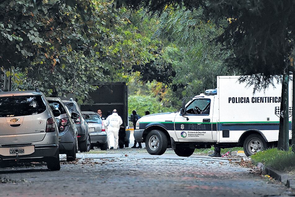 La investigación policial se extendió alrededor de la escribanía ubicada en una zona residencial de Banfield.