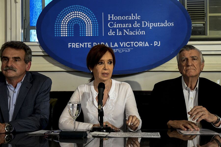 Cristina Kirchner, con el presidente del PJ, José Luis Gioja, a un lado y el titular del bloque del FpV, Agustín Rossi, al otro.