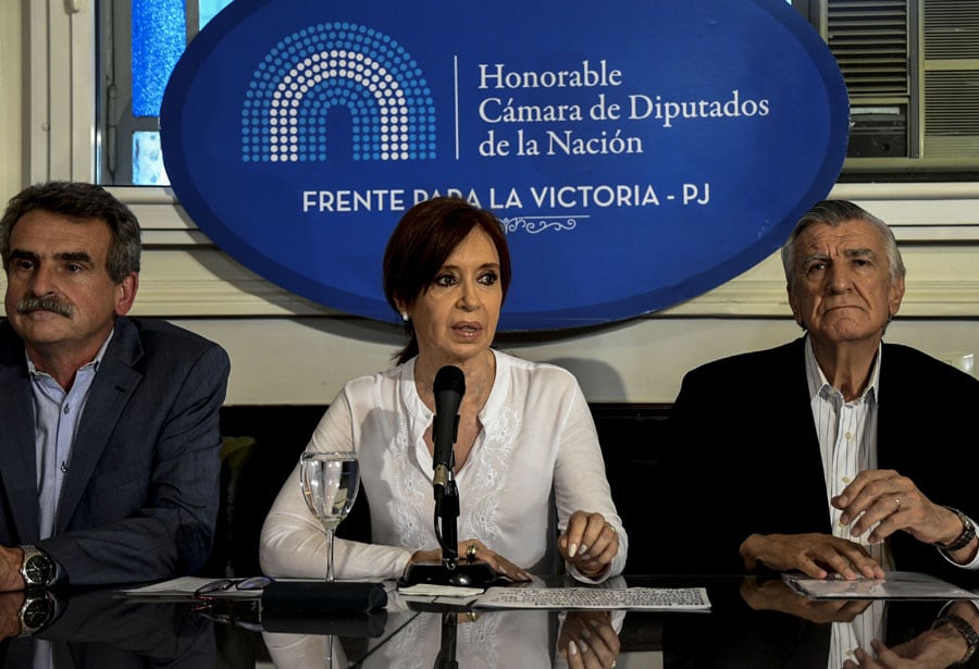 Cristina Kirchner, con el presidente del PJ, José Luis Gioja, a un lado y el titular del bloque del FpV, Agustín Rossi, al otro.