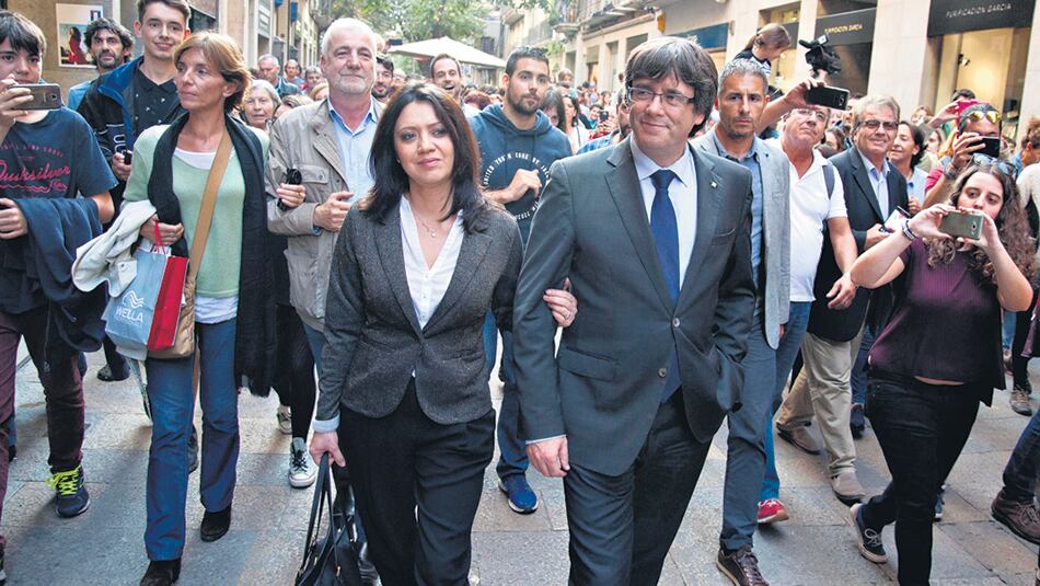 El presidente cesado de la Generalitat de Cataluña, Carles Puigdemont, acompañado por su esposa.