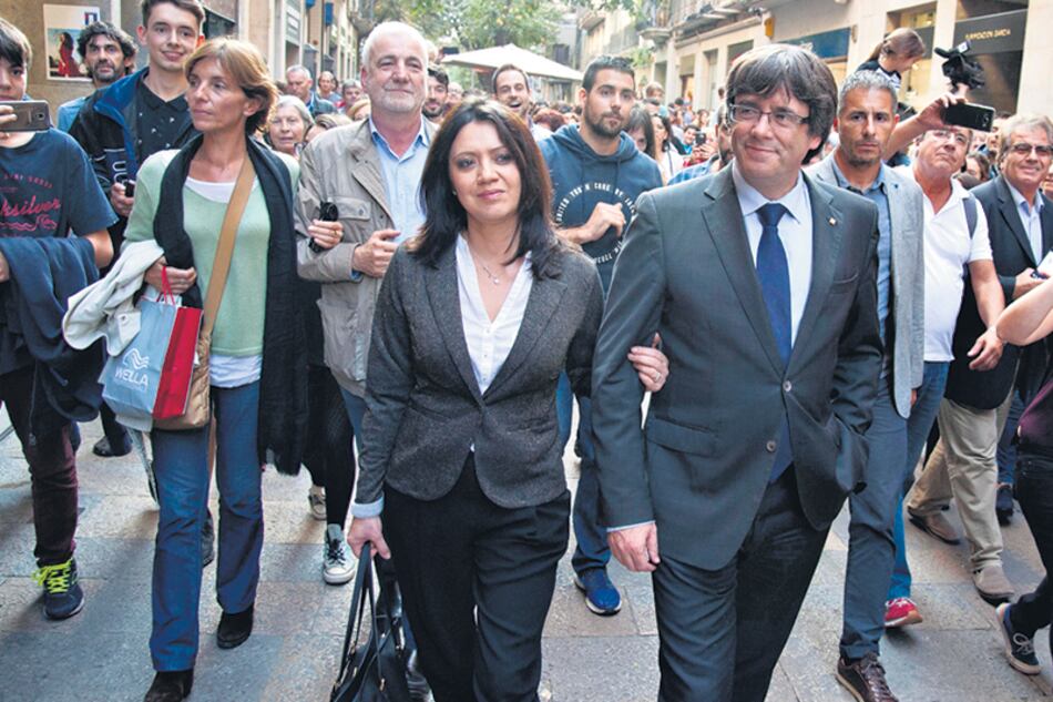 El presidente cesado de la Generalitat de Cataluña, Carles Puigdemont, acompañado por su esposa.