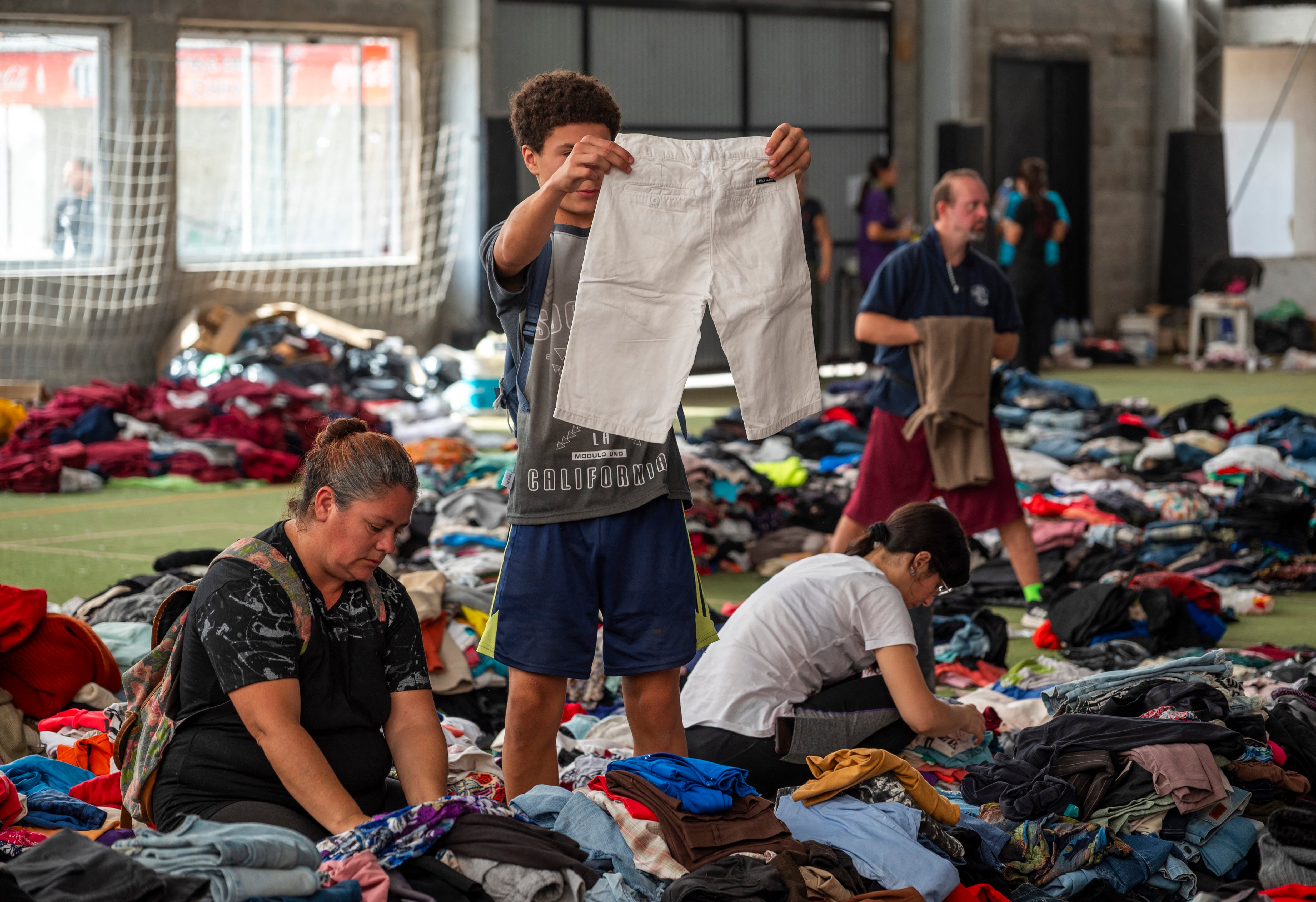 En los clubes de barrio juntan ropa para Bahía Blanca.